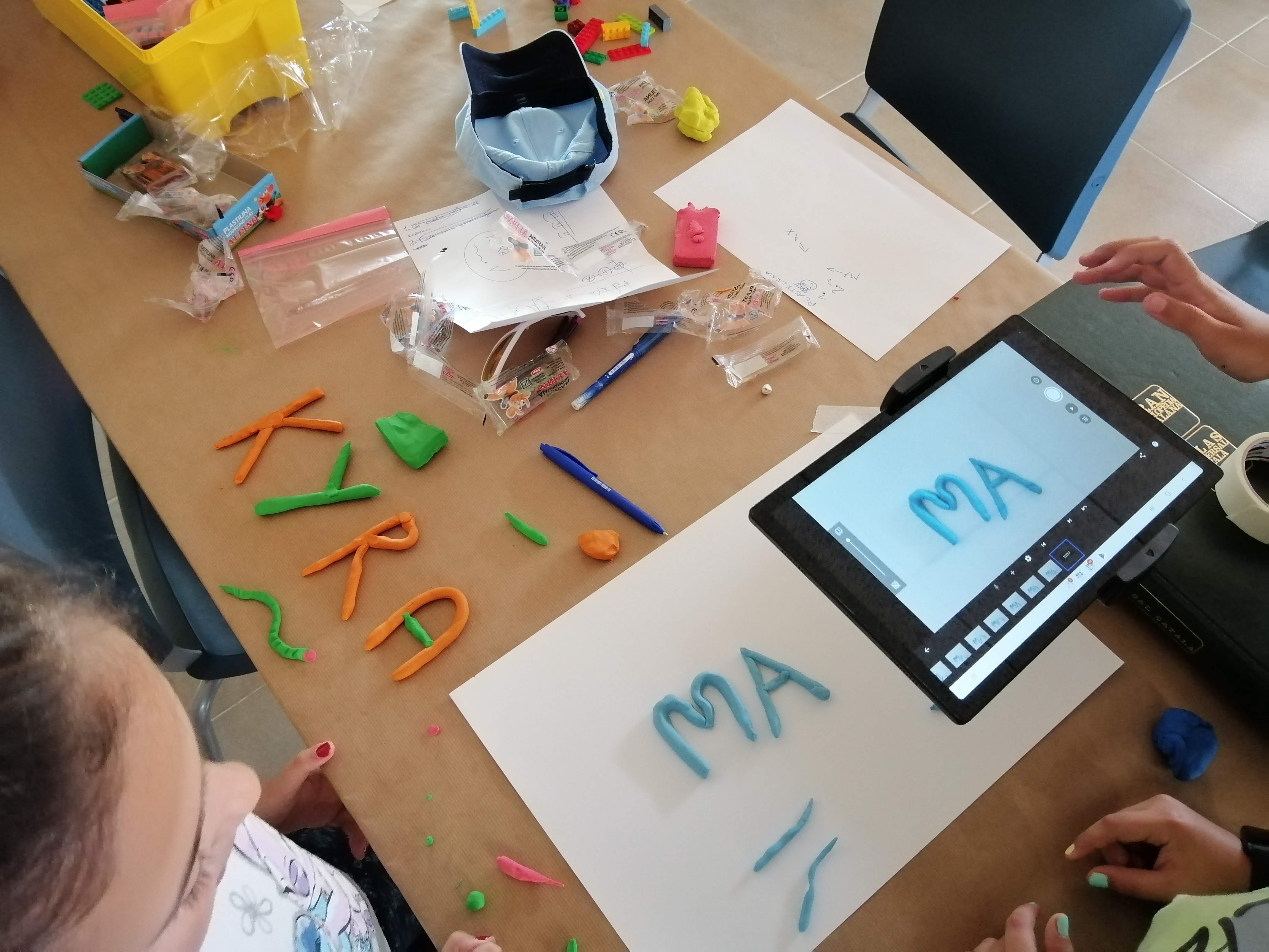 Taller d'animació "Missió stop motion" Una experiència creativa i educativa per a nens i nenes de 10 a 12 anys. (4 sessions). 
